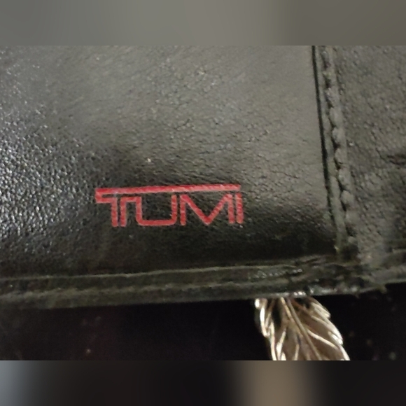 Tumi leather tri-fold wallet - Picture 2 of 8